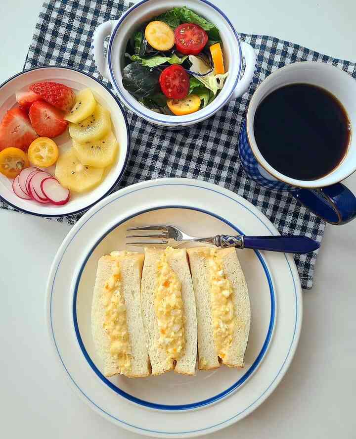 #コンスープ 
#オーホームストーリー5
卵サラダサンドイッチ🥪 

卵サラダたっぷり入れてサンドイッチ作り
キンカンレディーゴールドキウイイチゴの色合いをきれいに設定しました。
サラダボールが過去のイタリア旅行に行ったとき 
フィレンツェのノミ市場でラッキー購入
あるおばあちゃんのシュガーボールです~~

食パンは柔らかいです。
卵のサラダまで柔らかい
サムガクブランチでした😊😉

＃サンドイッチ＃卵サラダ＃卵サラダ＃卵サンドイッチ
＃ホームストア＃ホームブランチ＃ホームカフェ＃ホームクック＃プレーティング 
＃プレーティング必殺技＃今日のガーデン＃