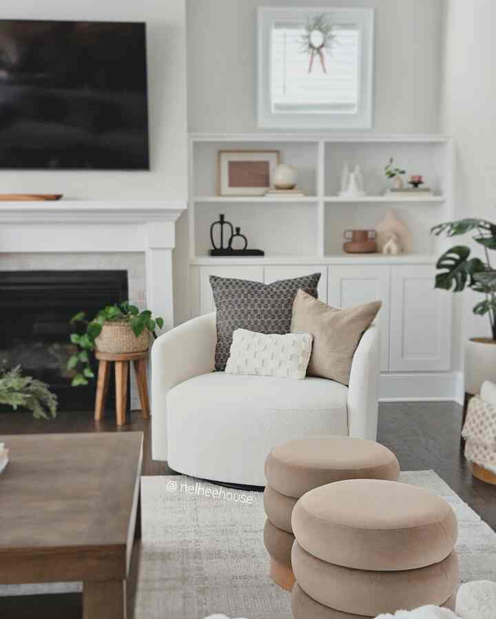 Modern, cozy livingroom interior inspo 🤍
#livingroom #livingroominterior #arearug #ottoman #neutralhome #cozylivingroom #midcenturyhome