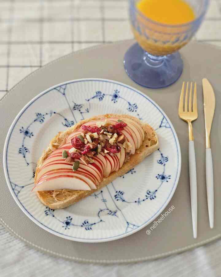 Peanut butter apple toast ❤️
#homecafe #breakfast #plating #healthyfood #royalcopenhagen #Villeroyandboch #brunch 