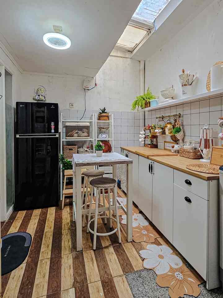 Kitchen Transformation Menggunakan Material Affordable

Dapur ini menggunakan 2 kabinet dari ikea knoxhult dengan  backsplash dari wallpaper sticker yang mudah diaplikasikan dan memberikan tampilan stylish yang terjangkau. untuk bagian dindingnya memakai rak terbuka. 
Lantai dapur menggunakan keramik motif kayu.untuk kesan lebih natural dan juga affordable. 

budget make over dapur ini gak sampai habis 8 juta an. worth it gak sih? 

#MaterialRenovasi #MaterialMurah #RenovasiAffordable  #KitchenSet #KitchenSetMinimalis  #PlavonPVC #WarnaCatRumah #WallpaperDinding #WallpaperEstetik #Cat #Lantaikeramikkayu 
