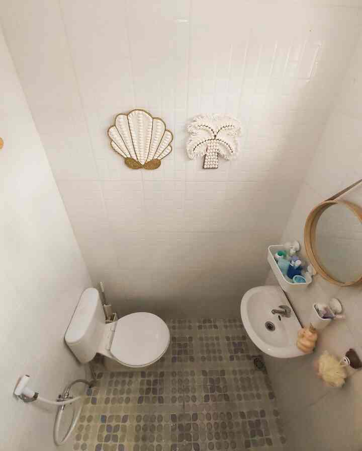 Kamar mandi ini mini banget, cuma berukuran 1,5 x 1,5 m tapi fungsional banget dan terlihat lega. Dari awal pembangunan kamar mandi di kamar tidur utama memang niat banget pake all in white dan dekorasi kerajinan natural lokal agar terlihat lebih clean dan lega. Walaupun dengan budget terbatas namun kamar mandi ini cukup fungsional dan lega bagi kami gunakan sehari hari.

#renovasikamarmandi #bathroommakeover #inspirasikamarmandi #dindingkamarmandi #wastafel #cermingantung #klosetkamarmandi #walldecor