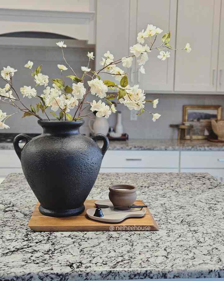 Kitchen counter styling inspo🤍
#kitcheninterior #kitchendecoration #kitchencounter #neutralhome #springinterior #springdecor #kitchenstyling 