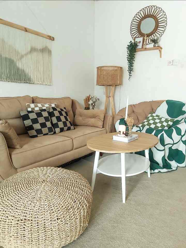 Spall spill material ramah kantong yang ada di Ryuto house yuuuk 😉
Umumnya barang dan material yang kami pakai di rumah ini harganya sangat terjangkau karena menyesuaikan budget namun pengen terlihat aesthethic ☺️☺️
1. Ruang tamu
Konsep ruang tamu dengan dekorasi serba natural, walldecor affordable seperti macrame besar yang harganya bersahabat, pouff berbahan seagrass hingga meja tamu yang awalnya terlihat buluk di sulap menjadi cantik dengan hanya menggunakan kertasive dengan motif kayu bisa menambah estetika ruangan 😉
2. Backyard
Karena pengen healing on budget ala ala di rumah sendiri, backyard yang kami renovasi ala ala villa di Bali. Lantai nya sendiri dari acian semen, bangunan desain arch dengan tempat duduk untuk bersantai hingga atap transparan dari kayu dowel dan solarflat ditambah dengan walldecor murah meriah yang kami beli dari e-commerce.
3. Coffee Corner
Spot coffe corner dengan bukaan jendela besar yang dipasang aluminium blind dengan harga yang ramah kantong, set meja bar dari kayu jati belanda yang di custom ke pengrajin lokal dan rak kayu vintage untuk mempercantik spot ini.
4. Kamar mandi
Dengan budget yang minim, kamar mandi dibuat senyaman mungkin untuk penghuni nya. Konsep all in white dan dekorasi natural membuat kamar mandi terlihat clean dan lega


#materialrenovasi #materialmurah #renovasiaffordable #walldecor #mejaruangtamu #kursiruangtamu #sarungbantal #cerminrotan