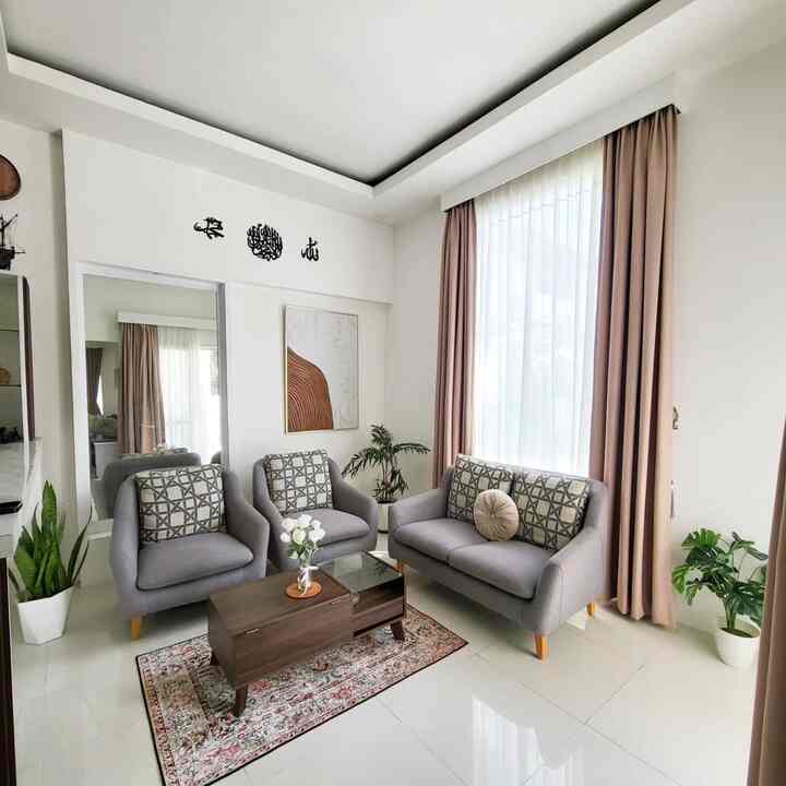 Makeover ruang tamu yang awalnya cuma ada sofa dan karpet,,
90%isi diruang tamu ini aku beli di toko orange yang low budget 



#walldekor
#ruangtamuminimalis
#MaterialRenovasi
#MaterialMurah
#RenovasiAffordable