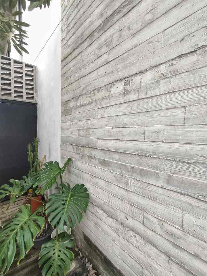 Fasade adalah tampilan luar pertama kali yang akan menjadikannya sebagai point' of interest.
Kami ingin fasade rumah menonjolkan ciri khas rumah dengan tampilan yang unik,bahan yang murah dan perawatan yang minimal.
Masih dengan tema #rumahindustrial fasade rumah dibuat dengan semen ekspose yang dicetak secara manual menggunakan kayu begesting, sehingga didapatkan motif alur serat kayu. Tidak rata ?! ya itu jadi ciri khas industrial rustic di rumah kami.
Kenapa minim perawatan? Karena kami sudah berpikir ,banyak orang mengecat ulang tampilan luar rumah.Dengan tampilan rustic expose seperti ini ,tidak khawatir rumah tampak kusam ...ya bilang saja rumah kami ala2 pabrik😁
Paving lantai carport dibuat handmade juga dari balok semen supaya resapan air bagus dan tidak terjadi genangan.
SESUAI PRINSIP KAMI "ESTETIK TETAP HARUS FUNGSIONAL"
ada lumut?! itu wajar bagian dari alam
#fasade #idefasade #dinding #dindingfasade #dindingsemen #MaterialRenovasi #MaterialMurah #RenovasiAffdorable #carport #idecarport #lantaicarport