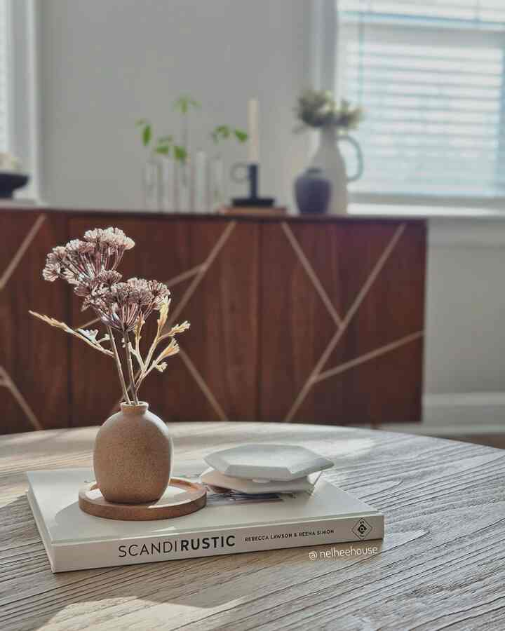 Neutral home decor🤍
#coffeetable #cabinet #neutralhome #moderninterior #livingroomtable #livingroomdecoration #beigetone #coaster #vase 
