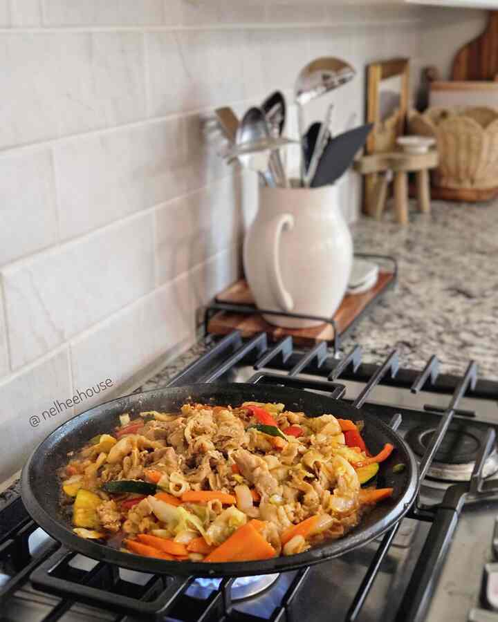 #kitcheninterior #kitchendecoration #homecock #homestagram #kfood #kitchencounterstyling #castiron