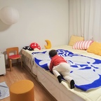 아기랑 자는 침실. 패밀리침대를 들이려고 이것저것 알아보다가 그냥 좋은 매트리스 2개를 붙여쓰기로 결정했는데 너무너무 잘한 선택! (도대체가 맘에 드는 패밀리침대 디자인 발견하기가 너무 어려움 ㅠㅠ) 저상형 깔판 위에 페이브 매트리스 올렸고 아기도 쉽게 오르락 내리락 하고 '미디엄하드' 기준으로 허리 하나도 안아프고 너무 편안해요. 패밀리침대 스타일 고민하시는 분들은 저처럼 사용해보시는 거 추천! 

#패밀리침대 #페이브침대 #오하우스침대 #패밀리침대매트리스 #저상형패밀리침대 #아기랑사는집 #아기방인테리어 #아이방침대 #아기방침대 