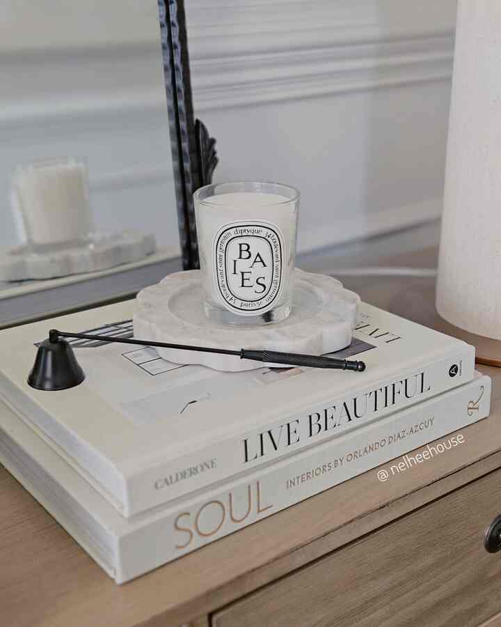 Neutral tone decor🤍
#neutralhome #candle #decorativebook #decorbook #consoletable #consolestyling #beigeinterior #CozyInterior 