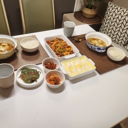 #콘수프기록
#오홈스토랑 
#오늘의가든 
#밥은먹고다니니
#오늘우리집 
#저녁밥상 
#순두부계란찜
#오징어볶음 
요 밥사진은 사실 어제 저녁사진이에요 ㅎ 
어제 아점은 브런치에 푸파부부님네 사진보고 땅버에 사과 곁들여 먹고..저녁에는 또 푸파부부님네 순두부계란찜보고 함 해봤는데 부드럽고 꼬숩고 맛있네요~~~
잘먹었슈~~~ㅎㅎ
저 아침에 눈뜨자마자 삼척왔슈~~
도착해서 밥먹을라는데 애는 바다고 뭐고 고기먹겠다...남편은 무슨 뜬금포 칼국수먹겠다..
결국 아들 승~~^^
고기먹으러 가는길에 바깥양반 왈...
**야~~어묵먹을래? 떡사줄까??
하아...무슨 회식하기전에 빵돌리는 것도 아니고..😬😬😬😑😑
제가 아들 잘 지켜서 무사히 고깃집까지 갔습니다~~ㅎㅎㅎㅎㅎㅎ 😝😝
밥 안하니 너무 좋긴한데...
운전을 다 저혼자해서 힘드네요...바깥양반은 밥먹으면 졸리네 뭐가 어쩌네 말많아서 걍 제가 합니다 ㅋㅋ
꼼짝도 안하는 이노무인간...내가 아주 아들이랑 합작해서  홀딱벗겨먹고 가겠어요 ㅋㅋ
두고보자....이제 시작이다 ㅎㅎ
