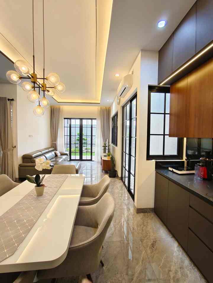 Dapur Open Space,, I Love it !!

Konsep ini tidak hanya membuat rumah lega tapi juga sangat bermanfaat bagi yang memiliki anak kecil sepertiku, karena bisa mantau mereka beraktivitas sambil siapin makan. Meja makan ini juga bisa jadi tempat ngobrol seru dengan tamu yang datang 🥰. 

#MejaMakan
#KursiMakan
#Sofa
#LampuGantung
#KitchenSet
#MejaTv
#Granit
#GranitAbu
#TanamanArtificial
#LampuEstetik
#LampuModern
#KomporListrik
#OpenSpace
#kitchenSetModern
#DapurOpenSpace
#RumahOpenSpace
#RumahTanpaSekat