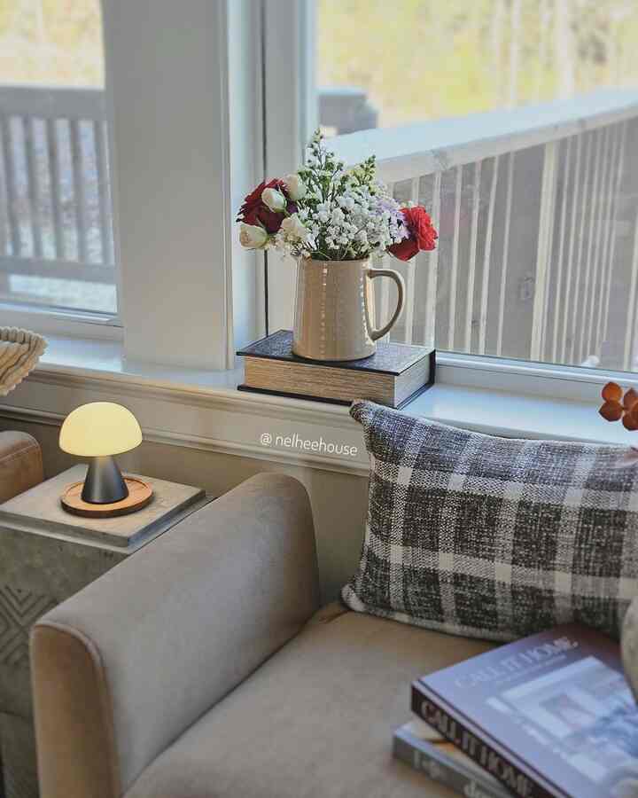 Cozy livingroom shot🤍
#moderninterior #minimal #midcentury #livingroom #farmhouse #livingroomdecor #ottoman #vase #flowers #lamp