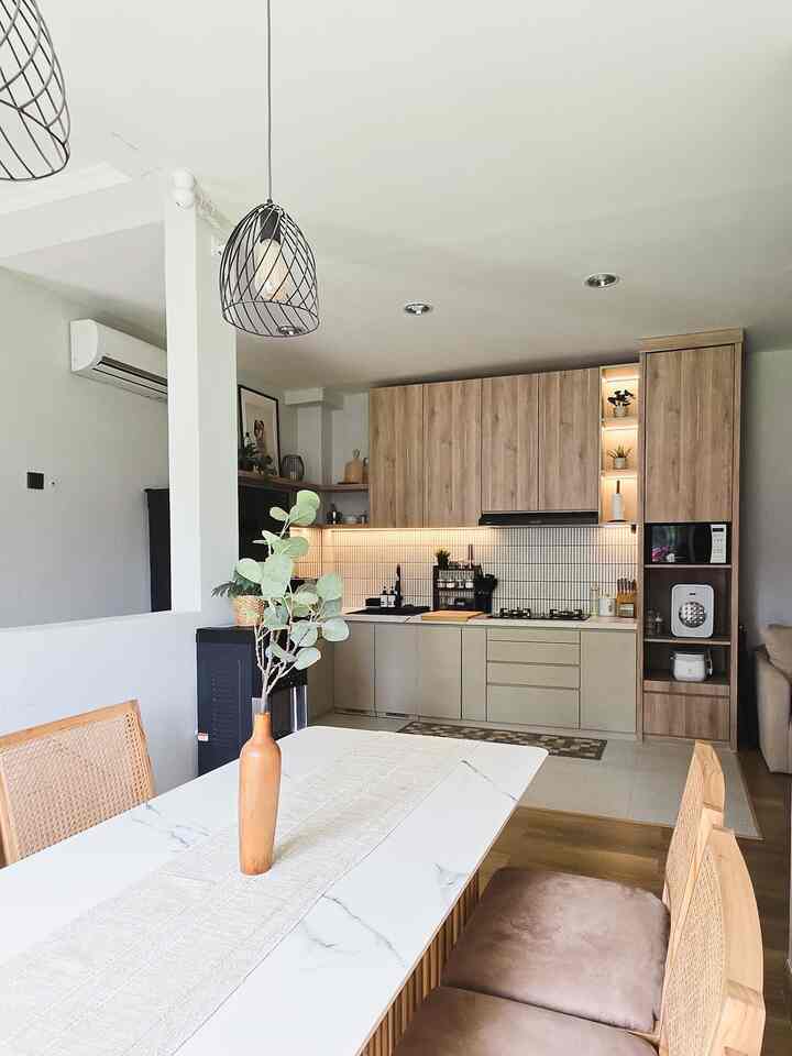 Ketika ruang makan jadi satu sama dapur ✨️ Bikin ruangan kecil tetap fungsional dan terkesan lega tanpa sekat dengan pemilihan warna yang senada dan elemen dekorasi yang tidak terlalu banyak.

#RakDapur #Backsplash
#DapurOpenSpace
#RumahOpenSpace
#RumahTanpaSekat