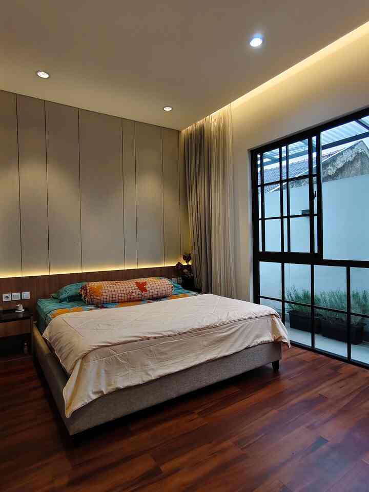 Kamar Tidur Utama yang bertema Japandi ini memiliki balkon mini yang berfungsi untuk tempat Pojok Hijau, sengaja di beri dinding agar memberi privacy untuk penghuni dalam mengaksesnya tetapi tetap masih mendapat pencahayaan yang cukup dan udara yang banyak. Kamar tidur ini di beri Vinyl pada lantainya agar memberi kesan hangat dan lebih nyaman dipijak. Selain itu material Vinyl yang bersifat sedikit empuk dibandingkan granit, dirasa lebih aman untuk anak-anak.

Ruang Walk In Closet pada kamar Utama sengaja di fungsikan sebagai Hijab, agar pandangan dari luar kamar terbatas tidak langsung terlihat keseluruhan sisi tempat tidur.

#Vinyl
#Jendela
#JendelaAlumunium
#Hpl
#Aica
#balkon
#Rosemary
#BedRoomStyling
#InspirasiKamar
#KamarTidurNyaman

