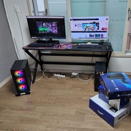 #예쁜템최고야 #콘수프기록 #콘수프 #콘수프챌린지 #챌린지 #챌린지참여 #기록 #기록챌린지 #기록하는삶 #기록하기 #소통 #소통해요 #소통환영 #맞팔 #맞팔환영 #맞팔해요 #5일차기록 #5일차 #2월25일
안녕하세요 !
중복사진이지만 게임을 되게 좋아해서 
플스4  플스5 도 모으는 상태였고... 현재는 플스5만 있고 ㅎㅎ
컴퓨터도 게이밍으로 맞춘거라 2대 있어요 ㅎㅎ
방 한칸에 게임방을 만들고 싶었거든요 😅
챌린지 5일차 였습니당 !