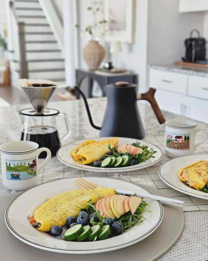 Omelette Brunch ❤️
#brunch #dinnerware #plating #platingshot #kitchen #homecafe #homebrunch #villeroyandboch #dripcoffee #omelette 