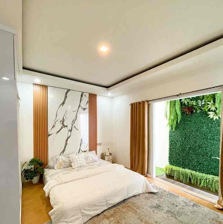 Kamar tidur utama

Kamar yang beukuran 3x4m dengan bukaan pintu jendela yang gede,yang dari awal mengusung konsep ala villa yang ada view gardennya,dan vertikal garden ini hasil diy paksuami.
Memakai lantai vinyl agar lebih warm, lemari dan kabinet tv yang  custom.


#wallpanel
#WallpaparDinding
#BedroomStyling
#InspirasiKamar
#KamarTidurNyaman

