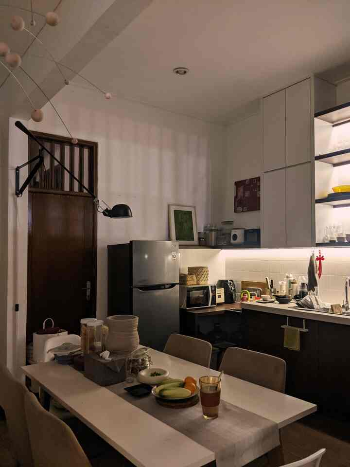 Situasi dapurku waktu bersih-bersih di malam hari🌌🌛
Dapurku ini kecil tapi berhubung aku sering masak, aku harus  bisa akalin supaya dapur tetep rapih. Salah satu tricknya yaitu dengan pakai storage yang terlihat seperti items dekorasi, sehingga barang-barang di dapur punya rumahnya masing-masing jadi mempermudah waktu bersihin dapur setelah masak.
Karena aku ingin dapurku terlihat hidup dan tidak terlihat seperti showroom, beberapa storage sengaja diletakkan di tempat terbuka, contohnya seperti tempat talenan atau tempat menggantung lap. Meskipun fungsional tapi bisa memberikan aksen untuk ruangan dan bikin dapur terlihat hidup
#kitchenstorage #storagebasket #lampudapur #kitchenset #mejamakan 
#InspirasiDapurMungil
#DapurCompact
#CompactKitchen