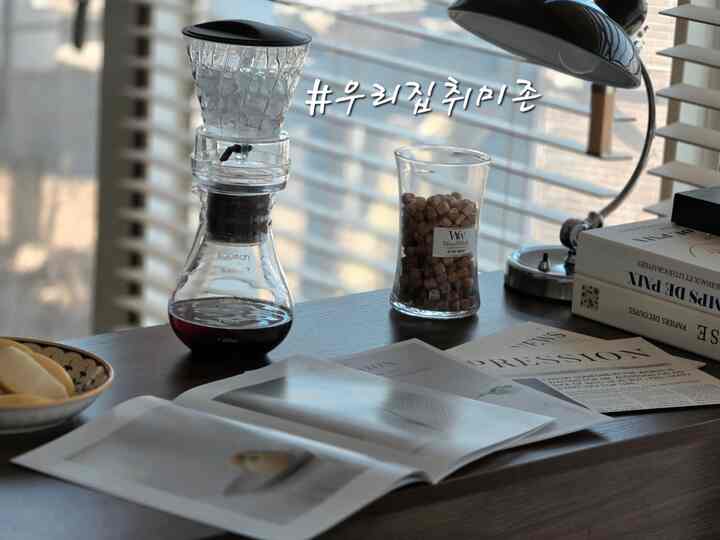 ＃私たちの趣味は私だけの感性ブックカフェを飾るアイテムです
私の趣味は何ですか？ 
実際、他の趣味はなく、最近は愚かで窓の外を見ています
春の庭園を飾る計画とリビングルームに変化を与えるスペース
スキャンして今日の家の美しい空間を見て、雑誌を見て
アイデアを得て個性的な家で飾ってみよう
私はこのブックカフェで過ごす時間が増えました。
ここに座ると、リビングルーム全体を見回すことができ、庭が見えます。
私は春のインテリアに興味を注いでいると思います。
特に春には、屋外庭園に花の種を植える必要があります。
屋上の畑に植える作物も調べるべきだと思います。 

＃コンスープ記録＃今日の私たちの家＃デスクテリア＃ブックカフェ
＃ホームカフェゾン＃自分の空間
#リビングテーブル #リビングスタイリング
＃ユニーク家具＃ユニークインテリア＃ウォールナット家具 
＃ウォールナットインテリア＃ウォールナットテーブル＃ビンテージ＃ウッドインテリア 


