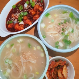 #칼국수 #낙지볶음
칼국수랑 낙지볶음에 새우 넣어서 먹었어요 😊
낙지볶음 저 제품 양념이 가게에서 파는 맛이어서 되게 놀랐던 기억이있어요 ㅋㅋ 불향나는 것 같았었던 것 같기도...
지금은 맛이 바뀐건지 내가 익숙해진건지
처음 먹었을 때 느낌은 없어요ㅋㅋ
너무 자주 먹었나 🙄
(홍대 낚지볶음은 쿠팡이나 배민마트에서 사먹었어요)
(가격 되게 유동적...)
#오홈스토랑  #콘수프기록 #오늘의우리집 #오늘장면한컷 #맞팔 #집밥요리 #집에서제일바빠 #집밥메뉴 #집밥기록 #집밥