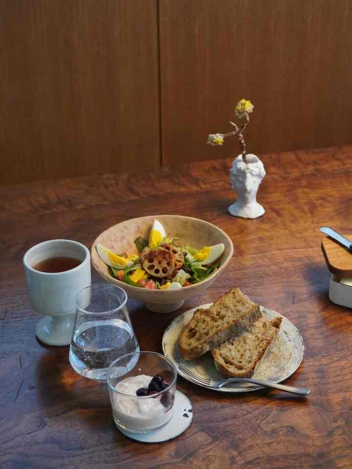 テレワークの日は
子どもたちが登校したあとに
残り物を盛り合わせてちょっぴり丁寧な暮らしを
してるふりするのが好き。

#朝食 #テーブルコーデ #コップ #バターケース #作家さんの器