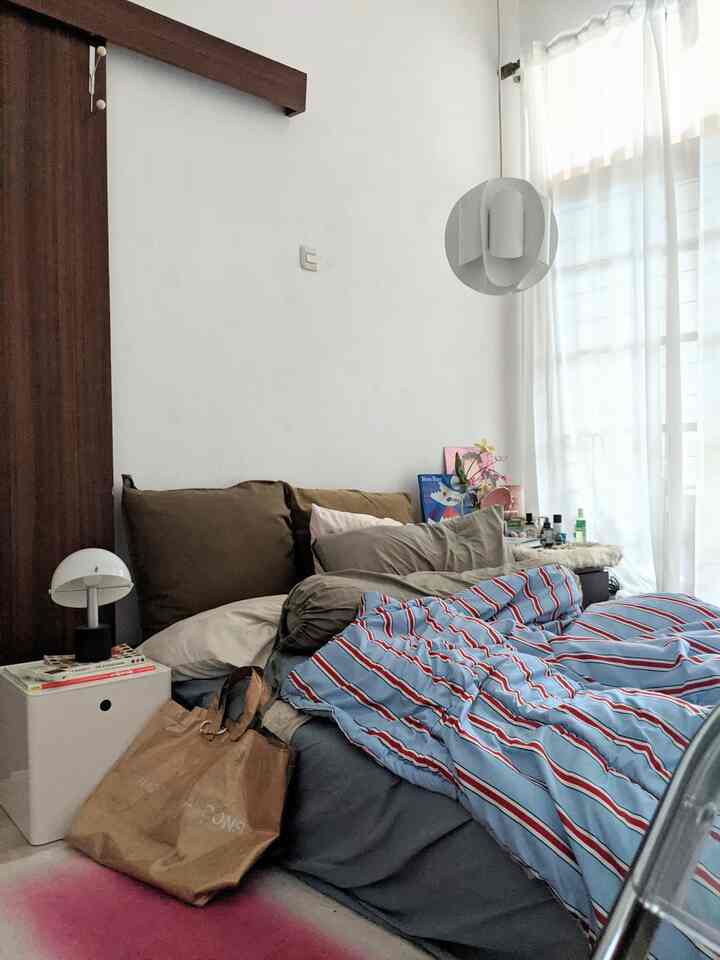 To make the room feel cozy, I always rely on the use of lights. Recently I added another hanging lamp near the bed as task lighting for me to read books at night.
In addition to being functional and making the room feel more cozy, task lighting makes the room feel alive because it shows that there is activity in the room 😁
#PendantLamp #ReadingLamp #AccentLighting #BedroomLights #NightLamp #TaskLighting #LampuKamarTidur #LampuAesthetic
#BedroomStyling
#RoomInspiration
#ComfortableBedroom