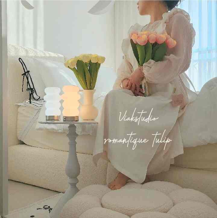 猫を育てながら諦めたものの一つが花です。
花に意外と猫に有害な毒素が多いです。 

私の好きな照明と花まで香り高いインテリア小物としても活用しやすいビアケイのチューリップ照明ですよ✨️

バブル照明も人気爆発のまさにその照明グルメビアケイのベストセラーであるチューリップシリーズです。 

ピンクのチューリップが春が盛り上がってきたようなときめきを与えると思います。 

乾電池タイプで手軽で火をつけなくても花瓶に差し込んでくれたらとてもきれいです！

パッケージボックスデザインから綺麗で来月ホワイトデーにガールフレンド、ワイププレゼントにも輝く花、枯れない花で 
永遠の愛を告白するのにとても良いと思います。

花の色によって込められた意味も異なり、デザインも多様だから 
Via Case Studioに行きましょう🤍

@viakstudio

＃ビアケーススタジオ＃花束照明＃チューリップ照明＃花照明＃オブジェ＃バブル照明＃花家を飾る＃ハウススターグラム＃今日の家
＃猫が一緒に暮らす家＃家事