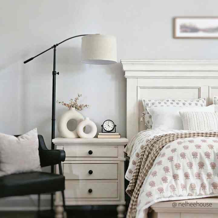 Cozy bedroom🤍
#bedroom #bedroominterior #bedding #bedroomdecor #bedsidetable #Modern #midcentury #neutral #beige #cozybedroom #cozyroom 