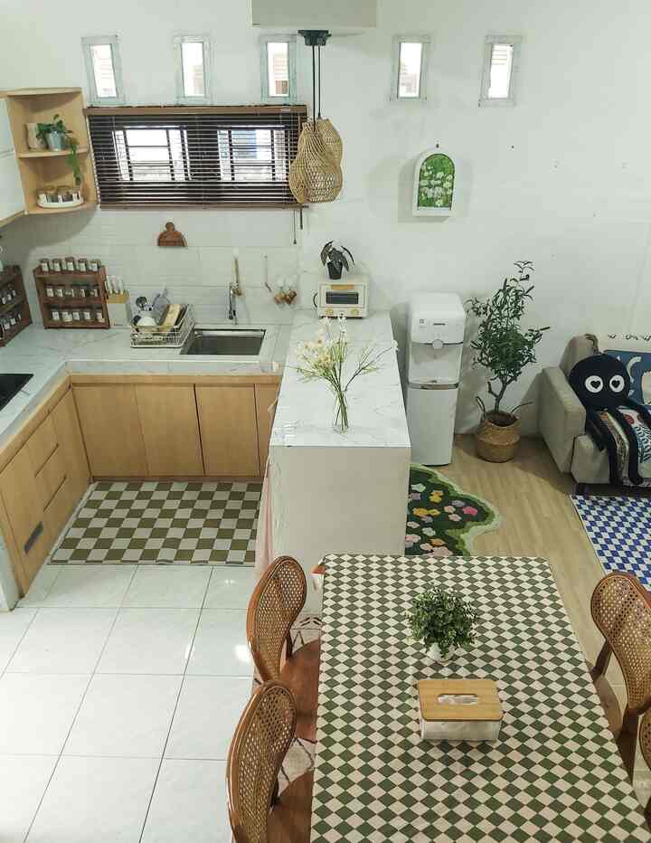 Open space vibes yang super lega 😉
Ruangan yang paling kami suka karena super lega dan nyaman dipandang adalah open space di area dining dan kitchen. Ruangan compact yang di tata sedemikian mungkin agar nyaman untuk kegiatan kami sehari hari. Salah satu keuntungan konsep open space di area ini adalah menggerakkan pemilik rumah untuk selalu berusaha terlihat clean dan tidak berantakan karena ruangan dapur yang menyatu dengan ruang makan. Jadi, jika berantakan tentu menjadi sorotan dan terlihat jelek. Keuntungan lainnya untuk kami yang mempunyai toodler dan bayi adalah selain bisa beraktifitas di dapur, kami pun masih bisa memantau anak anak bermain di ruangan super lega ini.

#dapuropenspace #rumahopenspace #rumahtanpasekat #kitchen #diningroom #mejamakan #kaplampugantung #karpet #taplakmeja