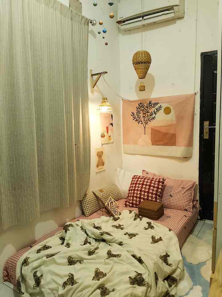 Bedroom nyaman di kamar anak Ryuto house
Kamar anak mini yang berukuran 2 x 4 m ini di isi kasur single dengan seprai nyaman berwarna cerah dan selimut bear favorit anak. Penambahan rug unik di samping kasur juga menambah estetika bedroom. Untuk walldecor nya, kami pilih poster lucu dan berwarna serta penambahan hanging decoration yang unik. Untuk penerangan di malam hari, kami menambahkan night lamp dengan kap lampu rotan yang lucu. Walau space nya mini, namun tetap membuat anak nyaman di bedroom ini dengan dekorasi yang tidak membosankan.

#bedroomstyling #inspirasikamar #kamartidurnyaman #kamaranakperempuan #kamartiduranak #playroomanak #seprainyaman #selimutanak #walldecor #hangingdecoration #rug
