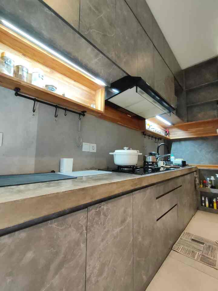 Ruangan dapur ini terletak di bagian paling belakang dari area rumah.Sempat salah perhitungan desain, mengakibatkan sisa tanah hanya kecil untuk area dapur.
Beruntung arsitek memiliki konsep untuk membuat #interiordapur minimalis dengan tetap mengusung tema industrial.
Layout lurus digunakan memanfaatkan area yg sempit. Interior kitchen tetap konsisten menggunakan warna grey stone senada dengan lantai.Sisa Keramik lantai digunakan untuk backsplash.
Pemakaian tone warna yang senada dari interior dan alat masak mendukung dapur kecil ini menjadi tampak luas kan ?!
Kabinet dapur dibuat tanpa handle luar,untuk memunculkan kesan clean yang simple.

#KitchenSet #KitchenSetMinimalis #PVC #TableTopSemen #BackSplash #InspirasiDapurMungil #DapurCompact #CompactKitchen