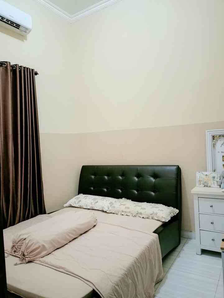 Hallo tetangga, ini adalah kamar utama di rumahfatihh, kamar ini berukuran 3x3m cukup sederhana tetapi buat betah. Dengan lahan yang tidak terlalu luas ini, kami memanfaatkan setiap sudut secara maksimal, agar penataannya lebih efisien.


#catrumahminimalis #warnacatrumah  #badroomstyling #inspirasikamar #kamartidurnyaman