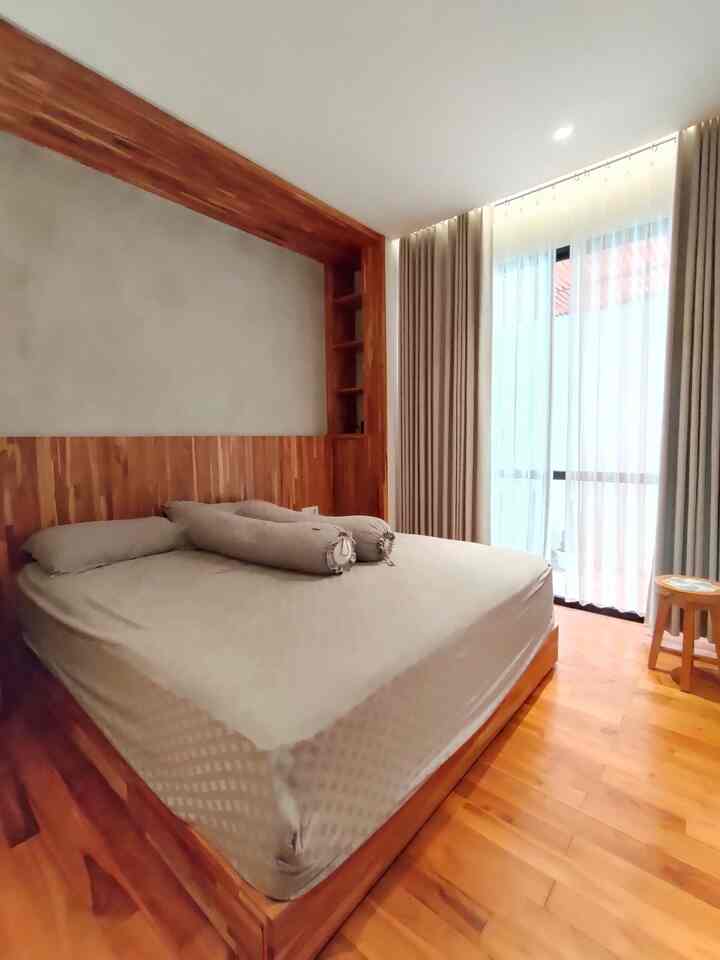Kamar tidur utama 4x4 yang luas untuk ayah ibu 🤩😁. Dengan parket kayu jati untuk lantai, interior dan build in lemari baju.
Lantai kayu membuat nyaman pijakan kaki dan kesan warm ruangan.
Kamar tidur yang cozy bagi kami adalah yang tidak banyak barang, maka dari itu bed custom dengan hidden storage sangat membantu menyimpan barang-barang.
Lemari baju build in dibuat dari kayu jati pres yang tetap mempertahankan motif serat kayu untuk memperkuat serat alaminya.

#KasurSpringBed #DipanCustom #InteriorKayu #MasterBedRoom #BedroomStyling #InspirasiKamar #KamarTidurNyaman #KamarTidurUtama