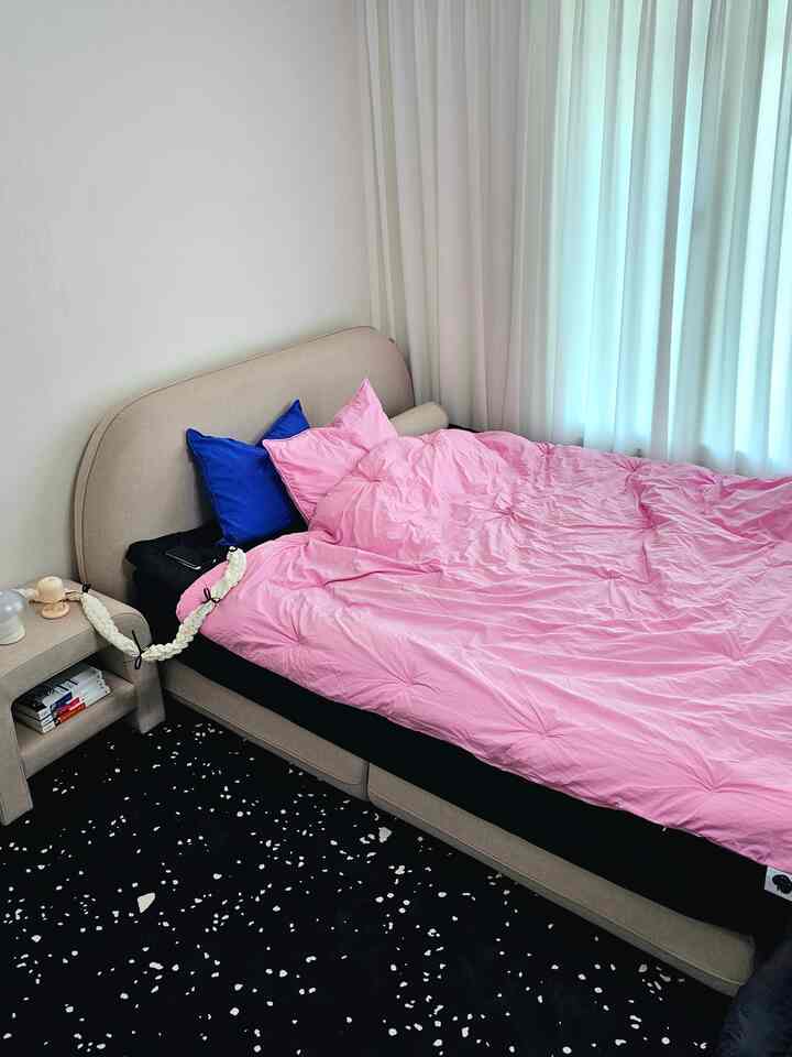 #오감리뷰 This is a review after receiving the product through the program and styling it myself.

<Well Furniture> Soufflé Aquatex Fabric Bed Frame

When living with dogs, I naturally think about their comfort first when choosing furniture!

The wooden storage bed I used before was sturdy, but it was too heavy to move, and it was too high for Bomdal to get up easily 🥺
In the end, I got rid of the frame and lived on the floor, and I found the Well Furniture Soufflé Bed Frame (Q size, beige, low-profile legs) in the February Five Senses Review product list!!!!! 👀 
I chose it right away because I liked the light and low design ❣️

✅️Design

The biggest charm point of this bed is its soft curved design!
It emphasizes the round and flowing curves instead of the angular design of a regular bed, so I think the bedroom atmosphere has become even more cozy ✨

In particular, the head with the piping finish gives a luxurious feel but is not excessive, so it blends in naturally with the space! Also, the entire bed frame is wrapped in fabric, so it's perfect for creating a warm mood without feeling cold 💛

It also has the effect of making the space look wider, so I think I can use it without feeling stuffy even in a small room, and when I put it together with a side table of the same design, I created a more harmonious and complete interior 🥰

✅️Size

The bed frame I received is the Q size + low-profile leg (3cm) option!
It's lower than a regular bed, so I feel stable when sitting or lying down,
and especially, it's less burdensome for my dogs to get on and off, so I was most satisfied with this part 🐶💛

The bed I used before was high, so my dogs had to jump on it,
but now they can get on it easily, so I'm relieved! 😊

The overall size of the bed frame is 1730 × 2280 × 980 (mm),
which is enough for two adults to use.
The side table is also the right size, so it's perfect to put next to the bed!

✅️Function & Convenience

One of the biggest advantages I felt while using it was its stable structure!
It is a low-profile bridge, but it is made of sturdy steel, so it is firmly fixed without bending or shaking 💪

Also, the head of the bed is filled with fluffy, high-density foam, so it is really comfortable when leaning on it.
It is also satisfactory as a resting space because you can lean your head or back while reading a book or using your cell phone! 🛏💛

The side table has a practical open design, so it is convenient to take out things easily, and the color is the same as the bed frame, so it creates a set feeling while creating a neat and sophisticated atmosphere.🤗

✅️Management method

This bed uses Joya Aquatex fabric, so it is really easy to manage! 🧼✨
It has a water-resistant function, so even if you spill a drink, it will not seep into the fabric, and you can just wipe it off! 💦

When used with companion dogs, hair and dust tend to stick easily,
but the fabric itself is durable and easy to manage, so I use it without any worries 🐶💛
I was also satisfied that it doesn't leave marks when rubbed with my hand, so I can always keep it clean! 😊

I highly recommend it to those who raise companion animals, have young children,
and those who are looking for a stable bed! 😘😘😘

