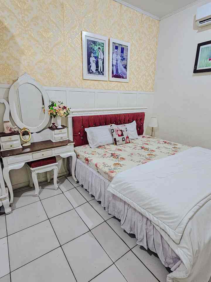 Kamar Classic yang di dekorasi dengan low budget hasil DIY sendiri. Selain pemilihan furniture dengan design classic, kami pilih wallpaper classic gold dan juga wall batten yang kami pasang sendiri. 

Terinspirasi dari kamar hotel, kami pasang TV dengan backdrop hasil DIY low budget juga. Bikin nyaman tidur di kamar ini. 

#BedroomStyling #InspirasiKamar #KamarTidurNyaman #KasurBusa  #Dipan #CatRumahMinimalis #WarnaCatRumah #WallpaperDinding #WallpaperEstetik #classic #kamartidurclassic  #BedroomStyling #InspirasiKamar #KamarTidurNyaman  