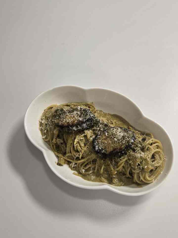 シラクスボウル追加購入しました🤍
引っ越したときに4人セットをプレゼントしましたが、使用して満足しています。
追加購入しました！ヨーアイはこれまでになかったようです。
パスタ2人分もゆっくり入ってとてもきれいです🤍

生クリームと内臓とたっぷり 
アワビ2匹はスライスで、
二匹は樽に乗ってみました🤍

#オホムストーン #オホムクック  
#朝ごはん #新婚食おすすめ #ホワイト食器 #シラクス 
＃パスタボウル＃ 