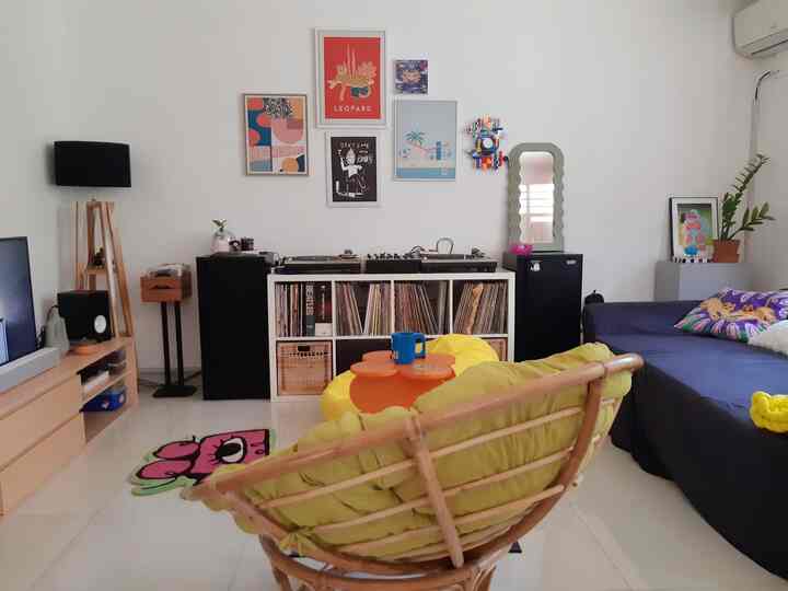 Living room dirumah ini bisa dibilang sebagai jantung dari rumah ini karena disinilah tempat kami nonton tv, ngobrol atau sekedar untuk mendengarkan musik. Untuk dekornya sendiri kami jg tidak ada spesifikasi tertentu. Kami mendekor ruangan ini dengan hal yg kami suka agar terasa lebih personal. Kami menyukai ruangan yg terang, knick knack yg colorful with neutral based dan hasilnnya seperti inilah living room kami :) 

💡tips buat kamu:
✅ kamu bisa mendekor rumahmu dengan budget berapapun yg kamu punya dan tidak harus selalu mahal
✅ dekor sesuai dengan karakter dan personal diri kita sendiri & tidak harus selalu mengikuti trend 
✅ gunakan furnitur yg sudah ada meskipun itu lungsuran dari orang tua, selama masih bisa berfungsi kenapa tidak 😊

#rakminimalis #sofaminimalis #stylingruangtamu #dekorasilivingroom #inspirasilivingroom 