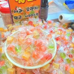 #시장 #젤리
시장갔다가 발견한 젤리인데 알록달로 넘 예뻤어요
젤리를 좋아하는 편은 아니라 사지는 않았어요 🤣
#콘수프기록 #디저트천국 #디저트 #오늘장면한컷 #맞팔 
