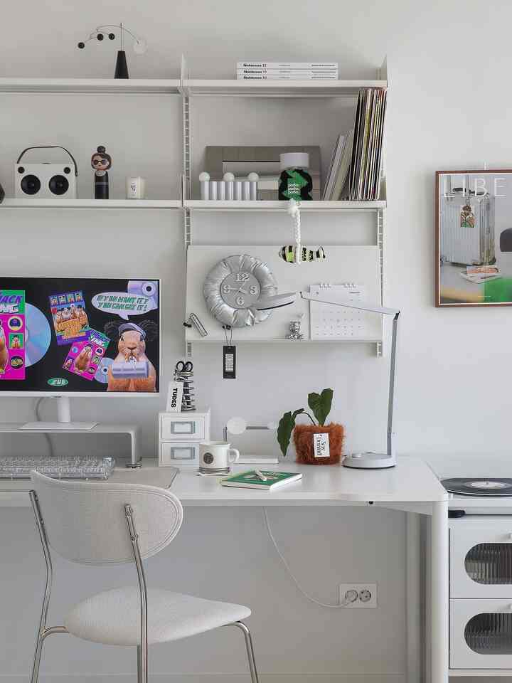 一日の多くの時間を過ごす私のスペース
副作詞副作することが本当に多いです😇
ますますデスクの上に載せるものが多くなって
狭くなり始めたとき
ペルマタネオデスクに会いました
1500×700サイズでゆったり
フレームが内側にある
椅子の肘掛けがかからず座るときも楽です✨️

前後に曲がったカットで作られています
壁に貼ってもケーブル線が押されないということも
心が楽です。

さらに、22種類のサイズがあります。
私の空間にぴったり合うように飾ることができるというのも魅力的🤍
頑丈できれいな机を探しているなら 
私たちのようにペルマタネオになります。

#製品提供 #オーハウス #desksetup #desk
#deskstyling #desk #デスクテリア #デスク小物 
＃デスク＃デスク飾り＃デスクインテリア＃デスクおすすめ＃書斎＃書斎インテリア＃書斎デスク 
