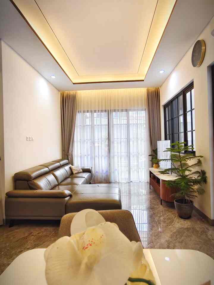 Living Room yang sekaligus menjadi ruang keluarga ini memang berada di area open space bersebelahan dengan ruang makan dan dapur.

Untuk memaksimalkan fungsi ruangan yang berukuran 3x3 m² ini, maka kami memutuskan untuk menggunakan sofa yang berbentuk L, agar cukup menampung anggota keluarga  dan juga desain yang minimalis ini tidak akan mempersempit ruangan. 

Kami menggunakan Tanaman Hias  yang berukuran kecil dan sedang untuk mempercantik ruangan agar meminimalisir banyaknya barang diarea ini. 

2 tips untuk membuat ruangan yang minimalis menjadi cantik adalah pertama dengan memanfaatkan motif pada material, seperti di living room ini kami menggunakan meja tv dengan motif marble pada top tablenya dan motif kayu dengan aksen gelombang di bagian lacinya. Kedua dengan menggunakan Granit motif marble yang akan membuat tampilan ruangan lebih elegan 🤍🩶🤩

Gimana menurut kalian ? 
share di kolom komentar yah untuk tambahan tips dan masukan lainnya 😉🙏🫶

#granitcantik
#granitmewah
#granitmarble
#granitabu
#sofaLshape
#sofa
#sofaabu
#mejatv
#tanamanhias
#ruangtamu
#livingroom
#StylingRuangTamu
#DekorasiLivingRoom
#InspirasiLivingRoom

