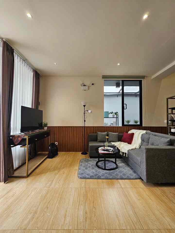 Ruang tamu yang simple dan minimalis, tanpa terlalu banyak barang, menjadi pilihan saya yang tidak punya terlalu banyak waktu untuk membersihkan rumah. 
Dengan furniture essential seperti sofa, coffee table dan meja TV, saya merasa sudah cukup nyaman dengan ruang tamu ini. Membersihkannya juga jadi lebih mudah dan hemat waktu. 
Untuk menambahkan sedikit aksen, saya menambahkan standing floor light, yang bisa mengubah ambience ruangan di malam hari.

#WallpanelEstetik
#LantaiKeramik
#SofaMinimalis
#StylingRuangTamu
#DekorasiLivingRoom
#InspirasiLivingRoom