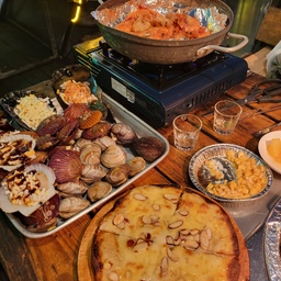 대천해수욕장 놀러가면 무조건 꼭 가서 먹는 조개구이맛집 찾아먹고 온답니다용🤭🤭
몇달전부터 대하구이가 먹고싶어 노래를 불렀는데 드디어!! 먹어보네요~대하구이를 제대로 먹은적은 처음이네요🥹
얼마나 맛있게요! 홀딱 반해버렸쥬❤️❤️ 새우까는게 좀..손이 많이 갔지만 그래도 부드럽고 최고최고‼️
바다뷰를 보면서 쏘맥한잔 크으으으 달다달아
집가시 싫어지는 주말하루 행복했어요😍😻😍
#대천 #대천해수욕장 #조개구이 #조개구이맛집 #피자 #대하구이 #대하 #소원성취 #냠냠 #조개 #저녁 #저녁메뉴  #저녁식사 #술한잔 #술잔 #힐링 #가게인테리어 #바다 #바다뷰 #바다뷰식당 #주말 #주말기록 #주말저녁 #저녁 #메뉴