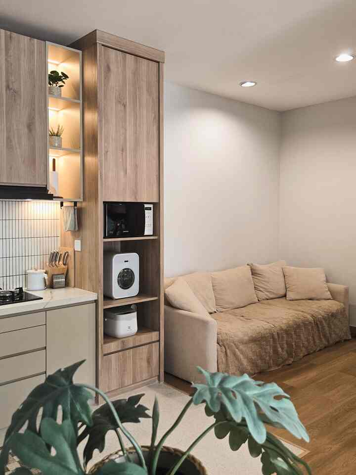 Living room ini bisa dibilang jadi tempat ngumpul utama keluarga, karna itu pilihan sofa yang nyaman jadi penentu supaya betah duduk berlama2 dan cukup besar untuk keluarga isi 3 🤭 untuk dekorasinya sendiri, bisa tambahkan throw blanket, scented candle dan tentunya cabinet TV dengan sentuhan kayu untuk bikin suasanya lebih hangat. Living room jadi auto nyaman dan estetik!

#LazySofa
#StylingRuangTamu
#DekorasiLivingRoom
#InspirasiLivingRoom