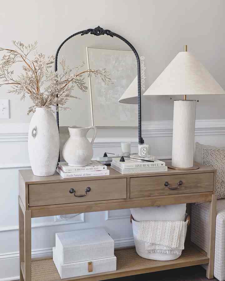 Last photo shot before I swap my mirror to something new 🤗 

#entryway #console #foyer #entrywaymirror #mirror #consolestyling #neutral #modern #minimal #cozy