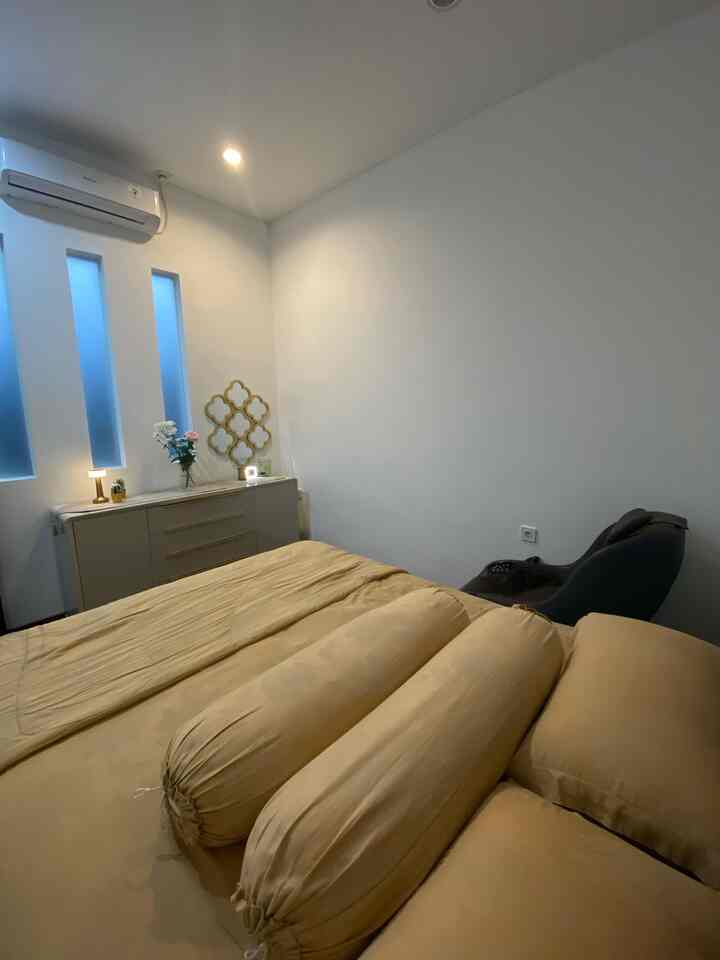 Ini adalah Kamar Tamu, yang memang disiapkan utamanya untuk kebutuhan orang tua ketika datang menginap, letaknya di lantai 1 agar memudahkan aksesnya. 

Ukurannya 3x3m², karena memang di persiapkan untuk tamu, maka kami tidak menempatkan lemari baju disini, tetap di gantikan dengan meja bufet yang bernuansa putih gold untuk memberikan kesan mewah di kamar ini, sengaja kami tempatkan kursi pijat di kamar ini agar orang tua kami bisa menggunakannya dengan santai, kami ingin memberikan fasilitas yang terbaik untuk orang tua kami. 

Kami menghias kamar ini dengan material yang bisa di fungsikan, seperti lampu meja gold dan lampu meja LED yang tidak hanya mempercantik meja tetapi juga dapat difungsikan. Dengan cara ini kita juga bisa berhemat 😉

Lantai kamar menggunakan Vinyl untuk membuat hangat dan nyaman ruangan.

Gimana menurut kalian? kira-kira barang apa lagi yang masih bisa ditambah diruangan ini? 

#mejabufet
#lampumeja
#jammeja
#mejagold
#mejalaci
#lampugold
#hiasandinding
#cerminhias
#kursipijat
#kamartidur
#kamartamu
