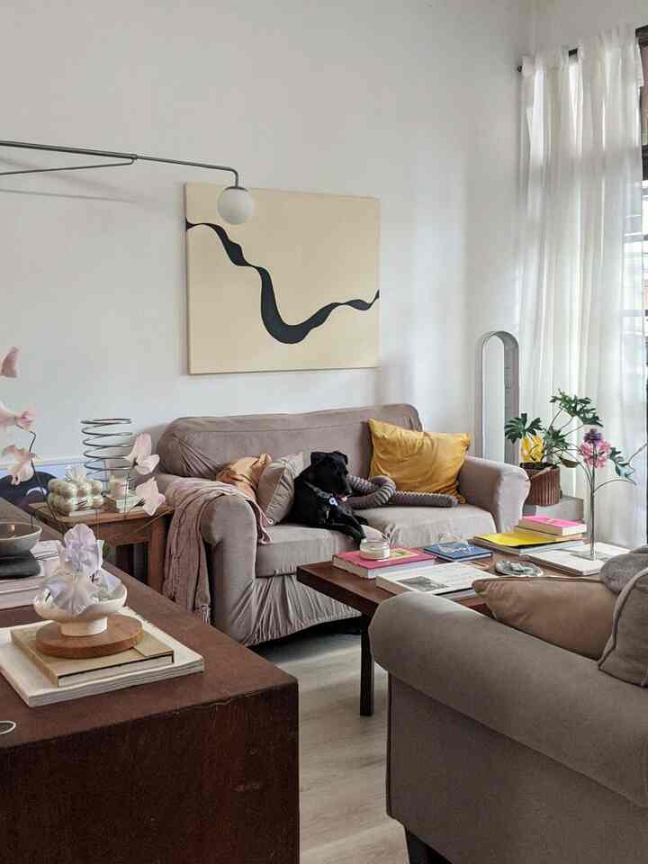 Living room aku terbagi jadi 2 bagian karena luas sekali. Area ini adalah area yang sering dipakai untuk menerima tamu. Selain itu area ini juga sering dipakai untuk baca buku dan kadang untuk kerja juga, jadi supaya ruangan ini praktikal tapi juga tampak cantik, aku menggunakan items dekorasi yang functional seperti lampu, kipas angin, tempat tissue, coaster, tray, planter. Semua items functional tersebut aku pilih yang memiliki design unik sehingga bisa dijadikan items dekorasi juga. Ruangan jadi sangat functional tetapi tetap cantik😁
#sofa #livingroomsofa #planter #art #tray #coaster #tissuebox #towerfan #pillowcase
#StylingRuangTamu
#DekorasiLivingRoom
#InspirasiLivingRoom