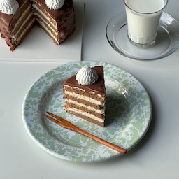 오늘의 사부작사부작-호두모카케이크☕️🎂
오늘은 커피맛케이크시트+흑설탕생크림+호두초코가나슈 조합의 케이크를 만들어보았어요-!
은은한 커피맛과 흑설탕생크림의 풍미+오도독 씹히는 호두의 조화가 진짜 맛있는 케이크예요🥰💛
케이크 위에 올린 초콜릿과 같이 먹으면 더 더 맛있답니다💗
오늘은 3월인데 눈이 내린 하루였네요☃️✨️
길이 미끄러우니 조심하시고 오늘도 좋은 하루보내세요💖
#오홈스토랑 #콘수프 #콘수프기록 #케이크 #cake #베이킹 #홈베이킹 #baking #homebaking #소통 #소통해요 #맞팔 #맞팔해요 #빵희당