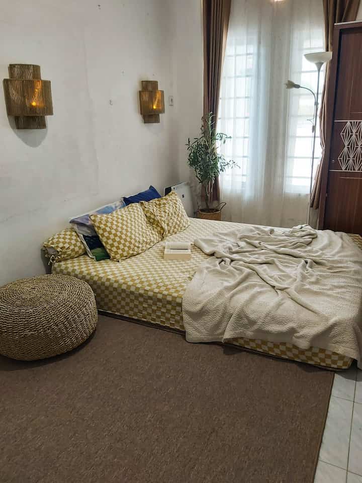 Master bedroom di Ryuto house berukuran 3 x 4 m. Seluruh ruangan di Ryuto house menggunakan warna putih agar menambah kesan yang luas pada ruangan ruangan di rumah termasuk di kamar utama. Penambahan aksen dekorasi yang tidak terlalu banyak cukup nyaman untuk di aplikasikan di kamar utama. Dekorasi seperti karpet, pouf, kap lampu berwarna natural cukup senada dengan warna gorden dan lemari kami. Penggunaan air purifier di dalam kamar dirasa cukup penting berhubung rumah kami berada di tepi jalan. Untuk penerangan di malam hari kami menambahkan standing lamp dan wall lamp agar ruangan terasa nyaman untuk di pakai beristirahat.

#stylingkamartidur #dekorasikamartidur #inspirasikamartidur #lampudinding #standinglamp #artificialplant #selimut #karpet #seprai #dindingkamartidur #rumahminimalis