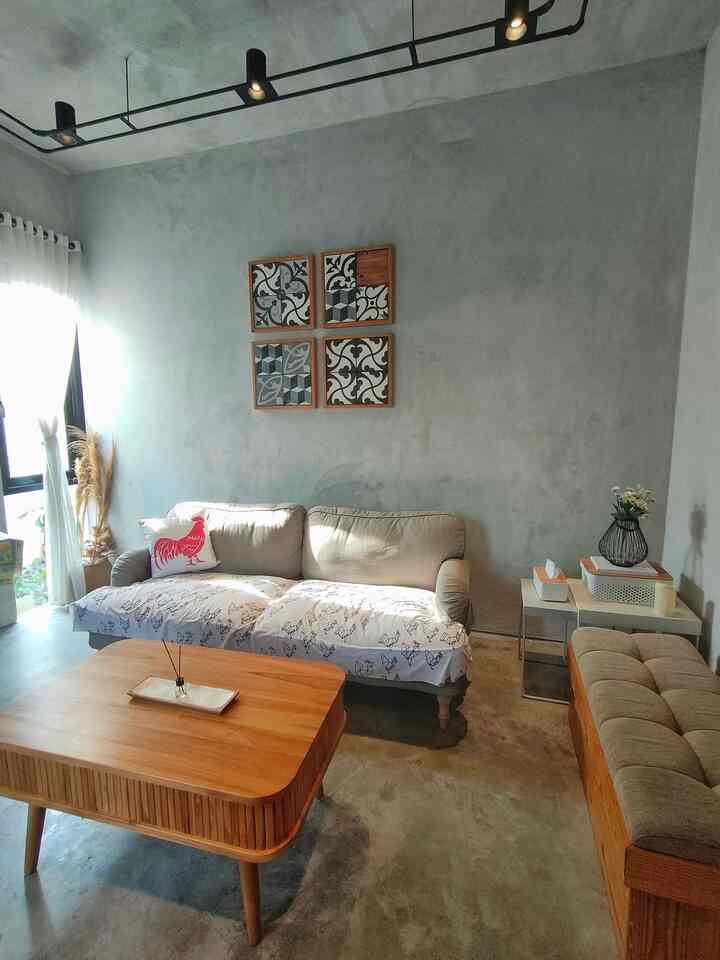 Ruang tamu diperuntukkan untuk menerima tamu dalam suasana formal.Selain itu,dipergunakan sebagai display yang menarik di dalam rumah,dengan cara merubah tata letak furniture ataupun rolling barang dekorasi rumah.
Untuk mengimbangi warna pucat dari tone semen, dipergunakan furniture dengan tone warm dari kayu jati.
Sebenernya semua warna furniture bersifat netral,tapi untuk menarik perhatian kami bermain di cover sofa dan cover bantal yang bisa diganti-ganti.
Bangku storage dimanfaatkan untuk menyimpan barang-barang sehingga mengurangi kesan penuh.
Sekat rotan yang bisa dilepas pasang ini,memberikan privasi ketika menerima tamu.

#SofaMinimalis #SofaStorage #FurnitureKayu #StylingRuangTamu #DekorasiLivingRoom #InspirasiLivingRoom #TembokSemen #interiorRuangTamu #rumahIndustrial