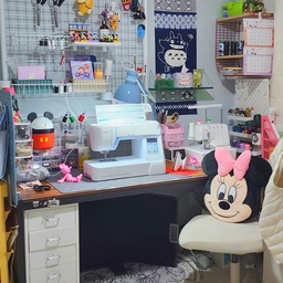 #우리집취미존 #미싱룸
저의 취미는 미싱인데요
컴퓨터 책상으로 사용하던 긴 책상을 미싱책상으로 활용하고 있어요 ㅎ
우선 넓고 길어서 만족스러워요 !
저는 남편 바지 줄이기를 주로 하고 ㅋㅋ
부모님이나 시부모님이 부탁하시면 옷 줄여주거나 하고있어요 ㅎ
요즘은 미싱방에서 뭘 만드는 시간은 별로 없지만 
제 취미존이 있는건 행복한 것 같아요 ㅎ
항상 제 #취미룸 을 위해 한방을 비워준 남편에게 감사하고있답니다 ❤️
이번에 미싱룸에 #홈카페장 을 옮겨놨어요❤️
사이즈가 딱이라 넘 만족스럽더라구요 ㅎ 
공간에서 다림질 하려고했는데 좀 좁더라구용 ㅋㅋ
꾸미는 공간으로 활용해야할 듯 해요 ㅎ
제가 #키덜트템 을 좋아하는데요 그중에 #미키마우스 를 좋아해서 다이소에서 #휴지통 사고 테무에서 #핸드폰거치대 도 사고 #모던하우스 에서 보자마자 #미니마우스 #쿠션 도 골라왔어요 ㅋㅋ
의자에서 허리받침대로 쓰는데 ㅎㅎ 편하답니다 ❤️
작년엔 옷배우러 다녀서 옷만들기 자주했었는데
저는 옷보다는 소품이 맞는것 같아요 ㅋㅋ
올해는 더 자주 미싱해야겠어요 ㅎㅎ
#키덜트애정템
#미싱존
#미싱
#미싱방 
#미싱기 
#취미룸
#취미룸인테리어 
#취미공간
#재봉틀 
#재봉
#오늘의한컷
#오늘의한장면
